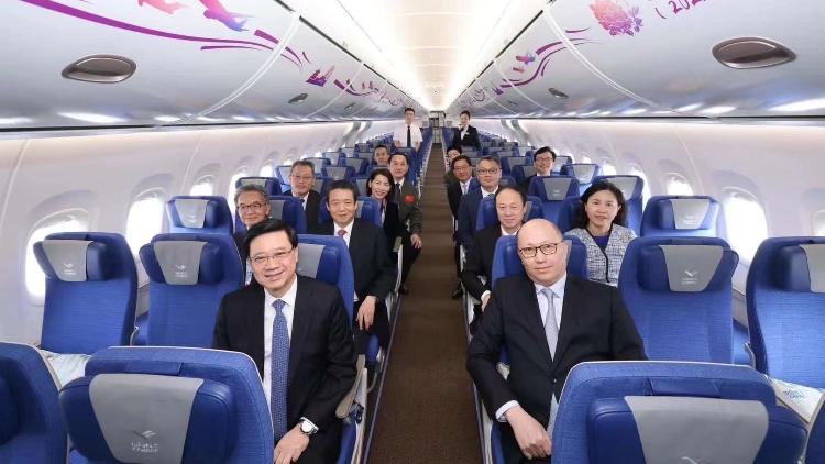 李家超：歡迎國(guó)家自主研製C919和ARJ21飛機(jī)首次訪港