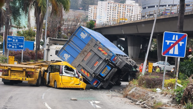 荃灣路近興芳路7車相撞釀3傷 相關道路已封閉