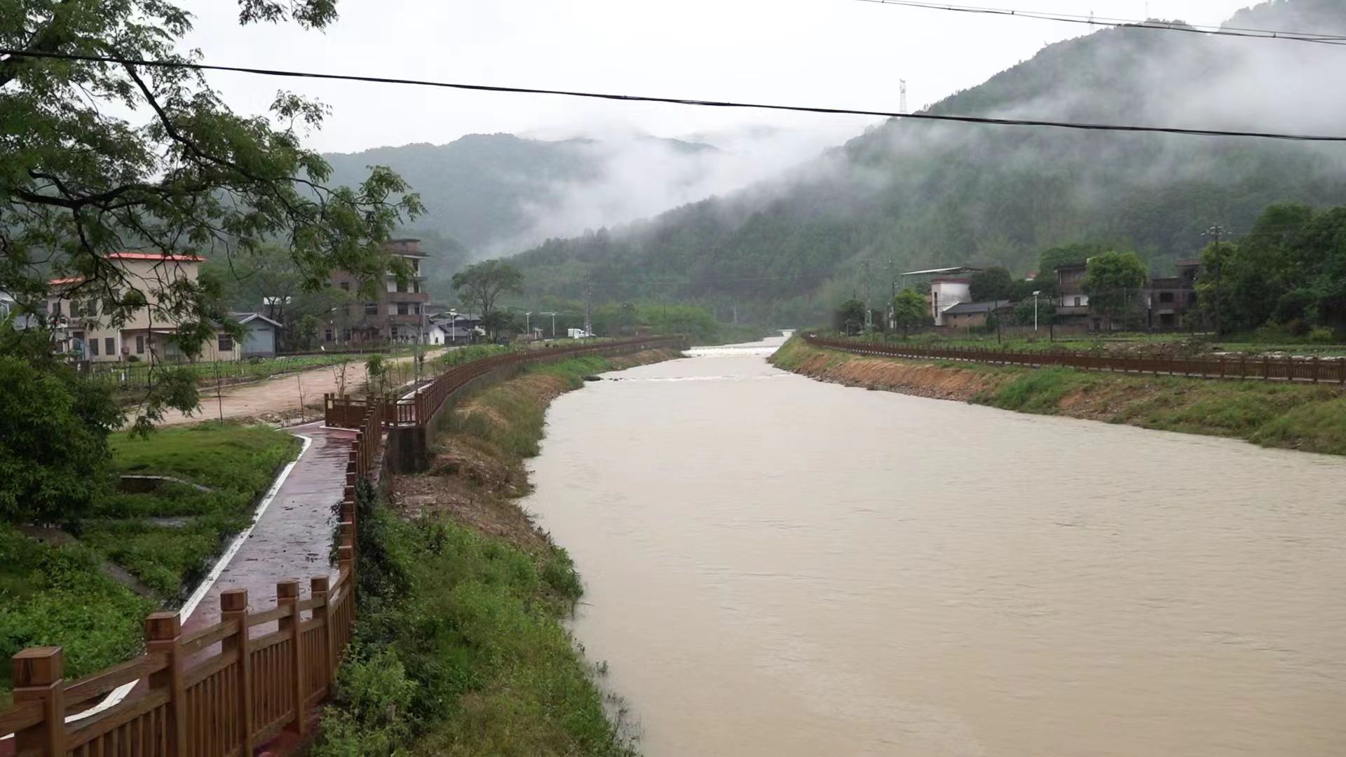 暴雨持續(xù)汛情告急 韶關(guān)新豐行洪通暢保安瀾