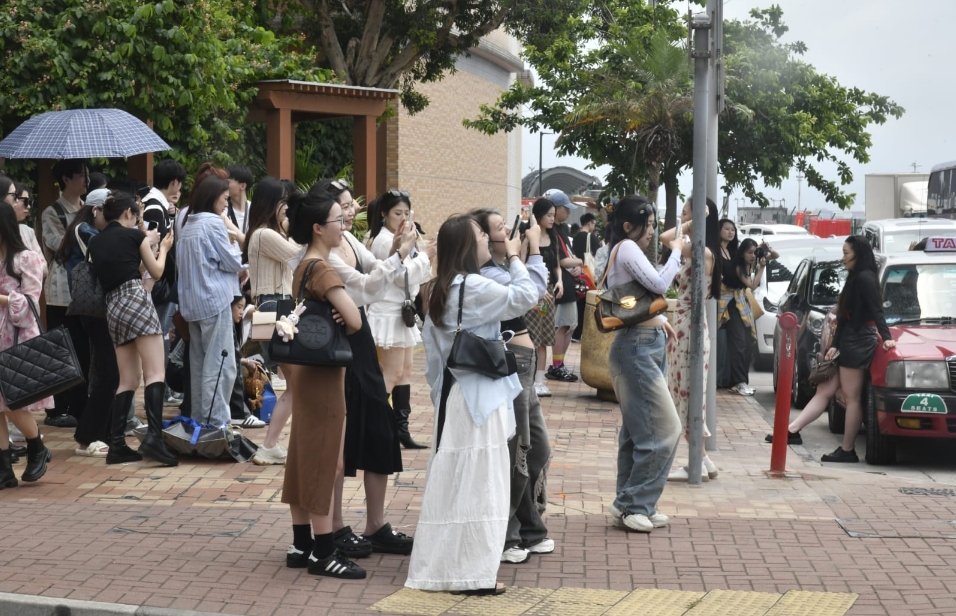 圖集丨五一黃金周持續(xù)熱爆 旅客愛(ài)到港島打卡留念