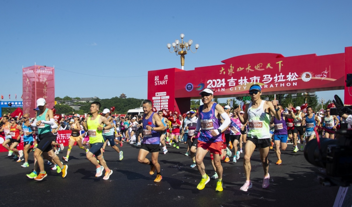 三萬跑者在吉林市松花江畔展現(xiàn)「吉馬」魅力、領(lǐng)略江城風(fēng)采