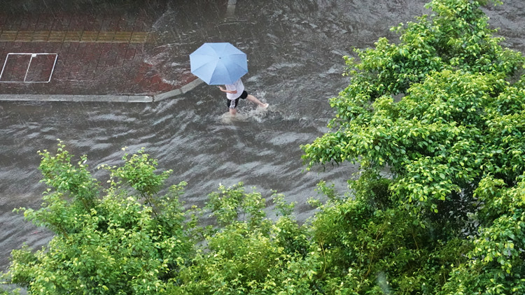 廣州暴雨來襲 多條道路嚴(yán)重積水