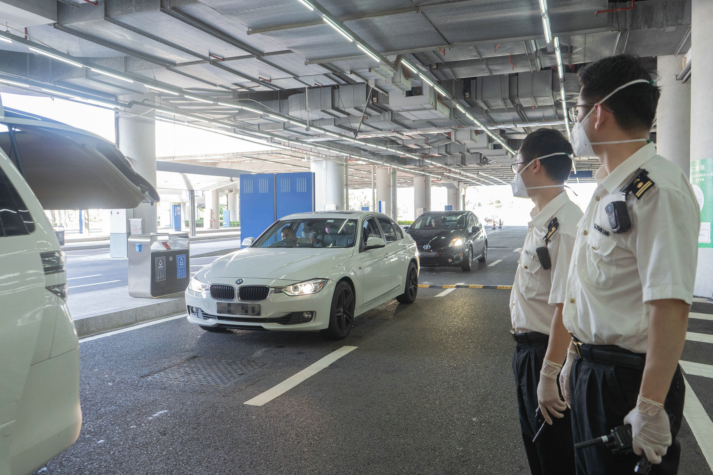 2、港珠澳大橋海關關員監管“北上”港澳單牌車通關 林昌鋒攝.jpg