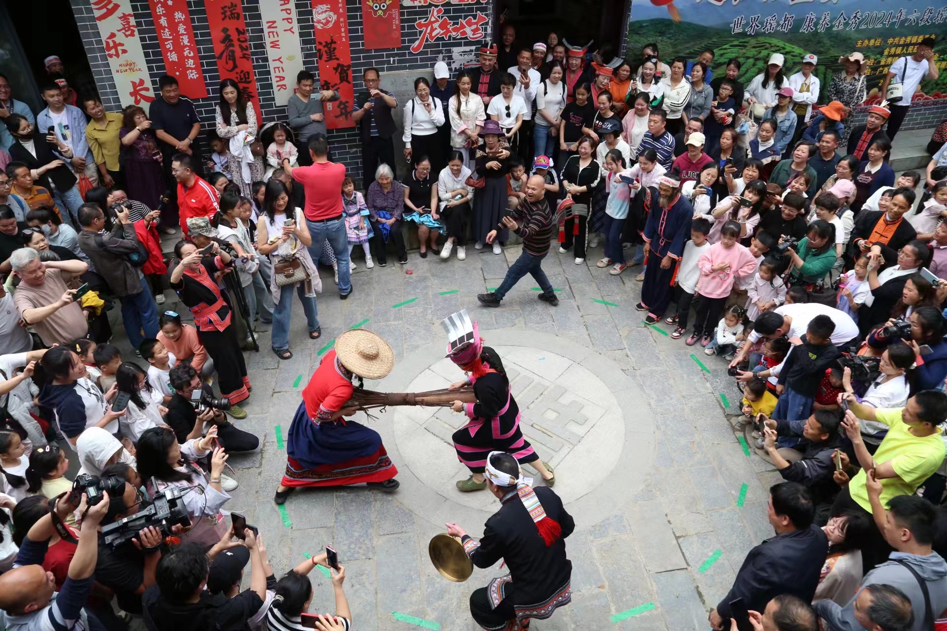 7.金秀縣六段古瑤寨非遺展演（來賓市融媒體中心供圖）.jpg