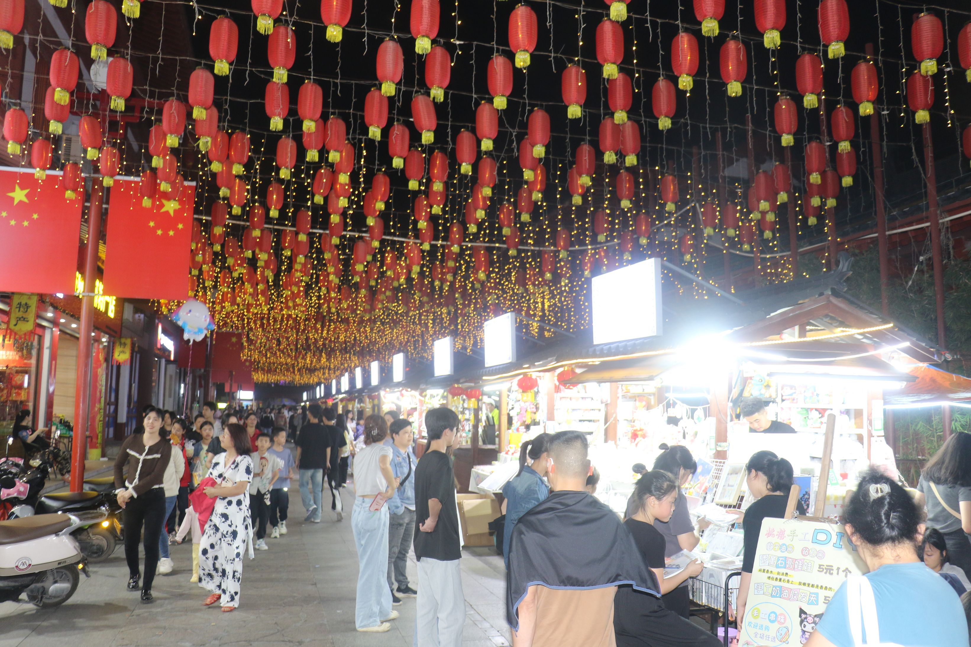 2.容縣街區遊人如織（秦崇廣 攝）.JPG