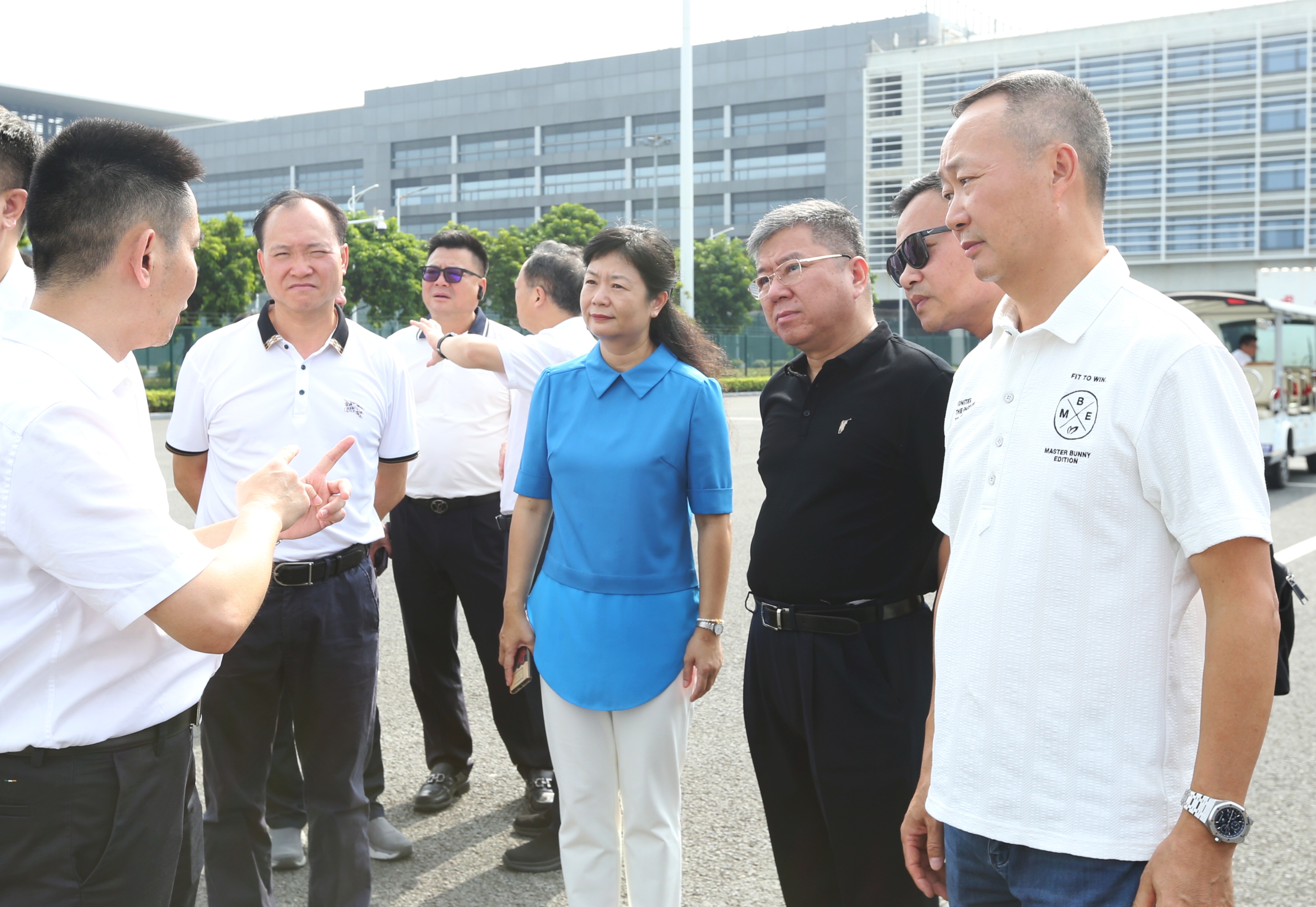 2、港珠澳大橋工作人員在介紹港澳車輛通關(guān)情況。（陸紹龍攝）.jpg